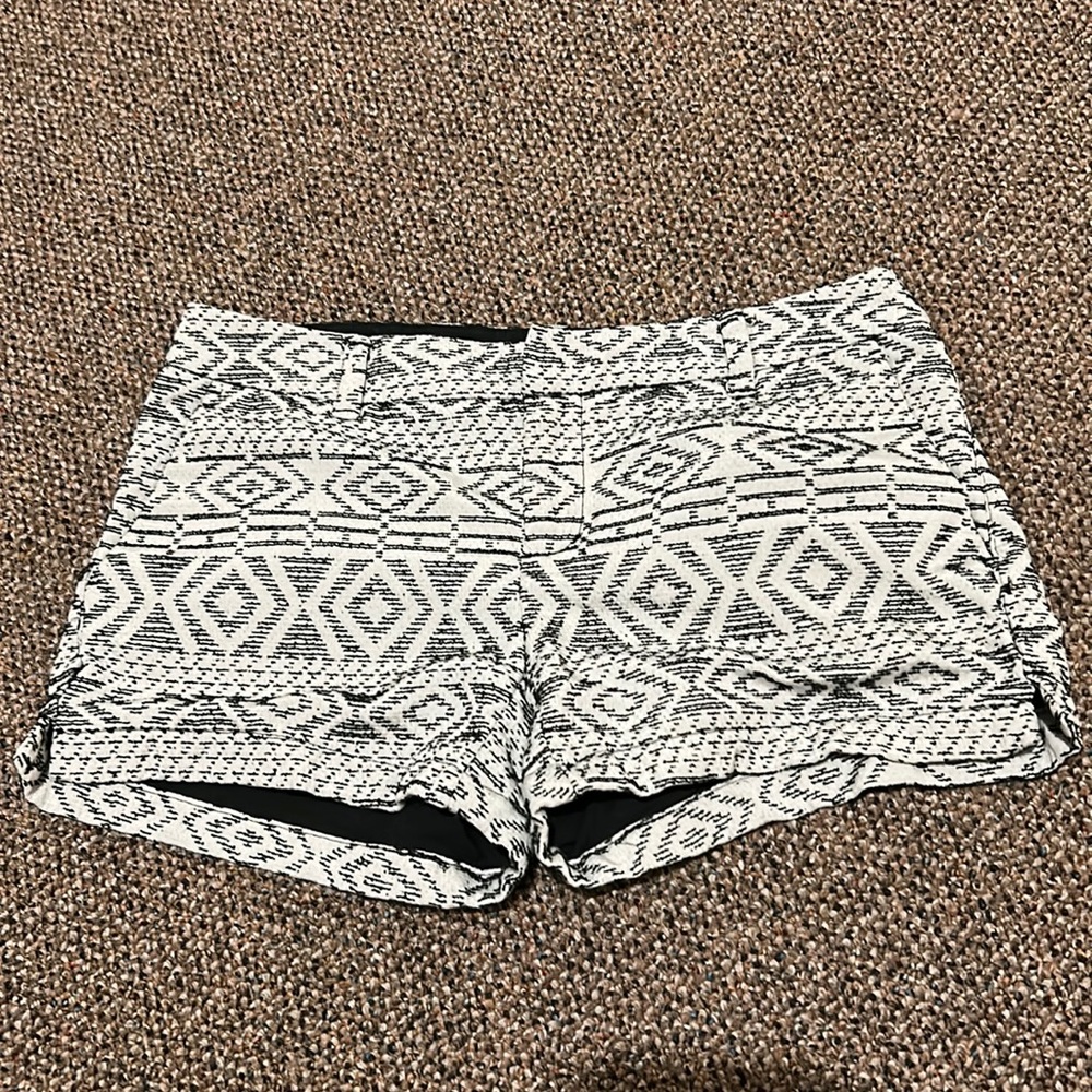 Merona size 2 shorts in black and white aztec pattern